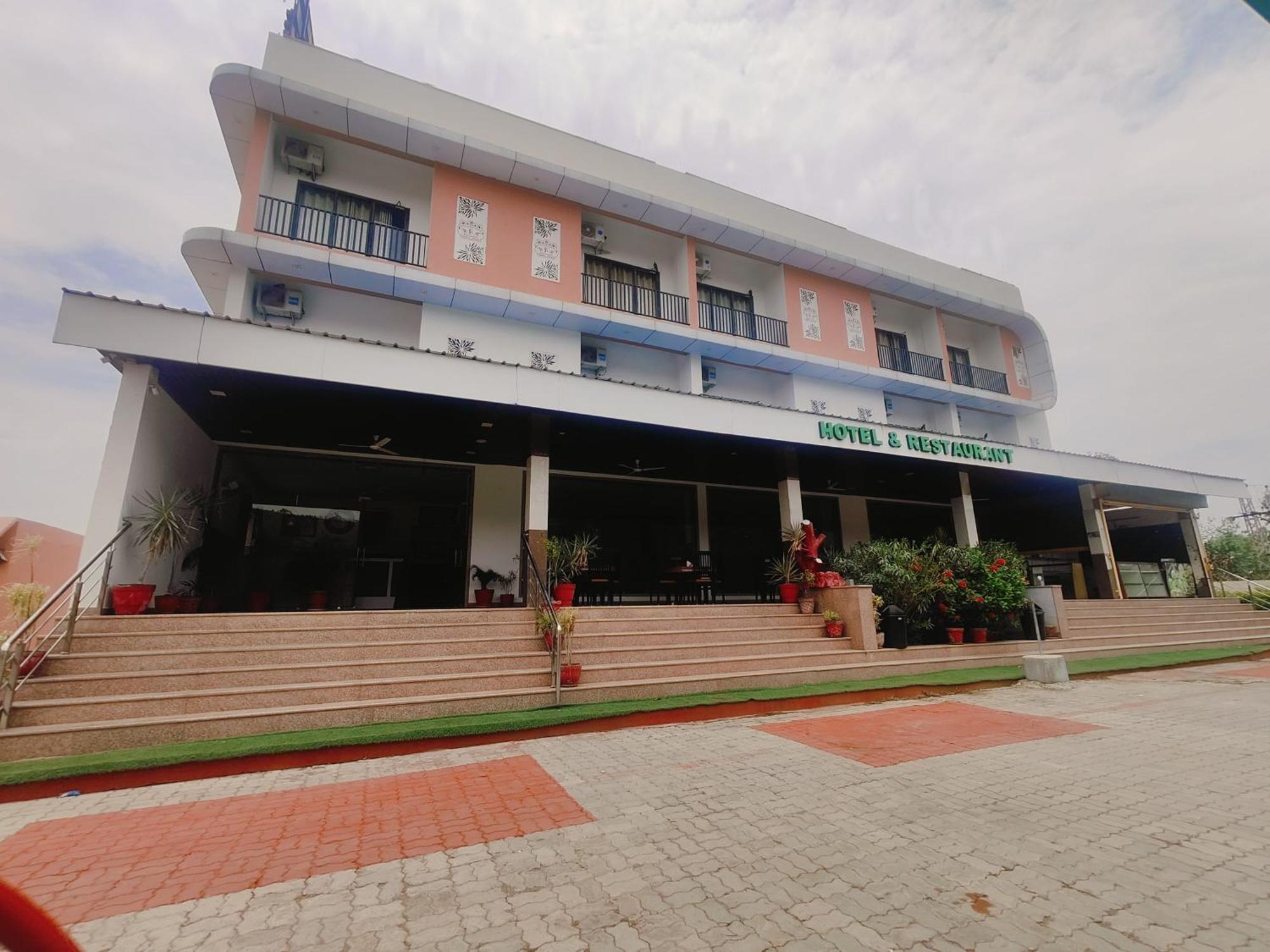 Hotel White Lotus Dungarpur Esterno foto